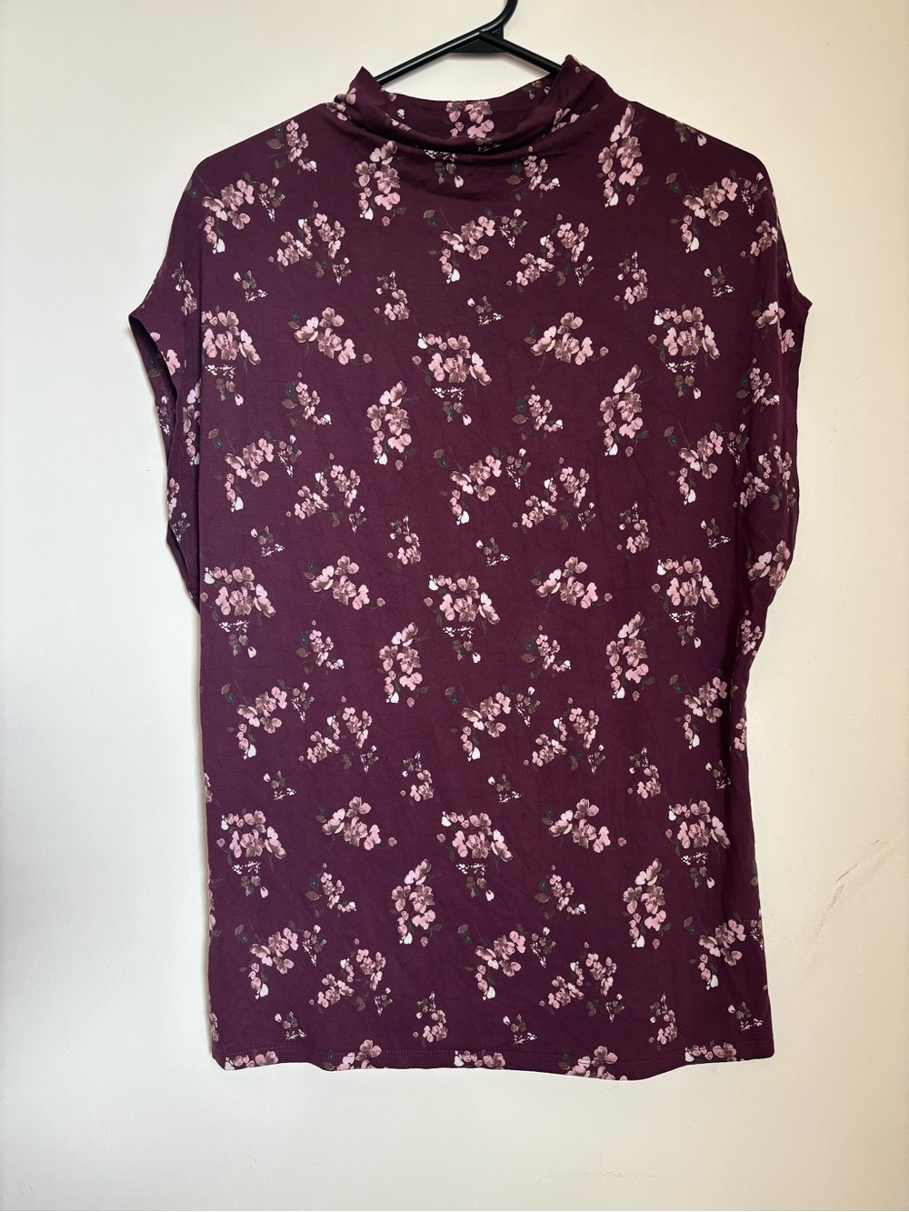 RW&CO Burgundy Floral Mock Neck Short Sleeve Top – Size M